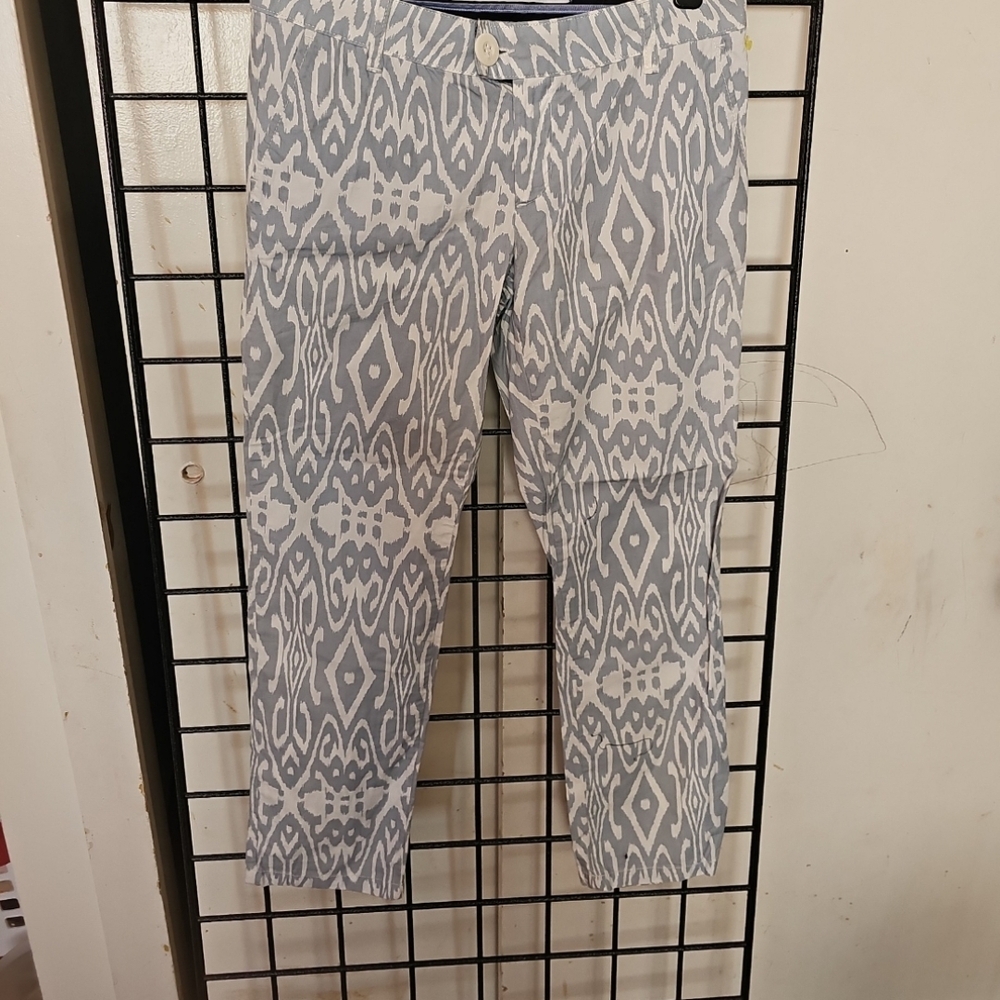 Women's Gray and White Patterned Cropped Pants